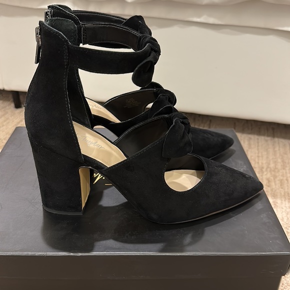 Lord and Taylor mules with bows box included - Picture 2 of 6